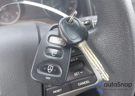 2017 Hyundai Elantra Se z USA, uszkodzony, nr VIN KMHD84LF8HU203588